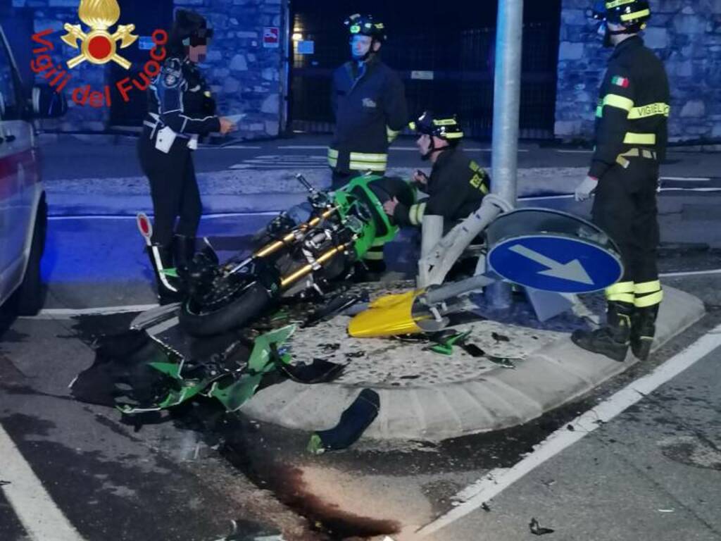 incidente via bellinona monte olimpino scontro auto e moto rilievi soccorsi vigili del fuoco