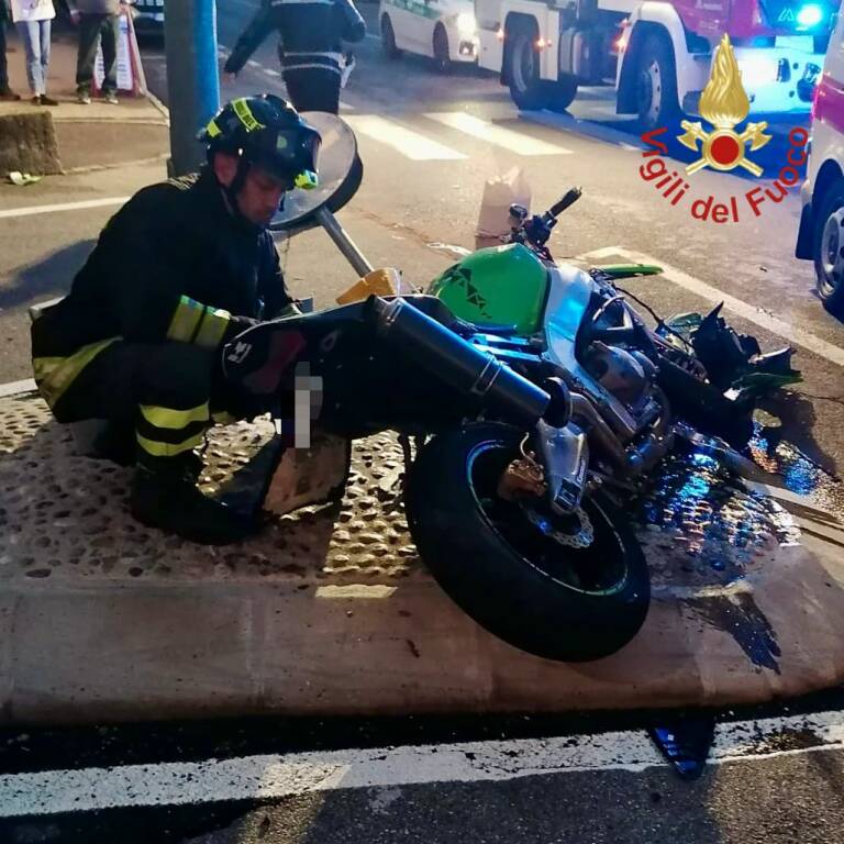 incidente via bellinona monte olimpino scontro auto e moto rilievi soccorsi vigili del fuoco