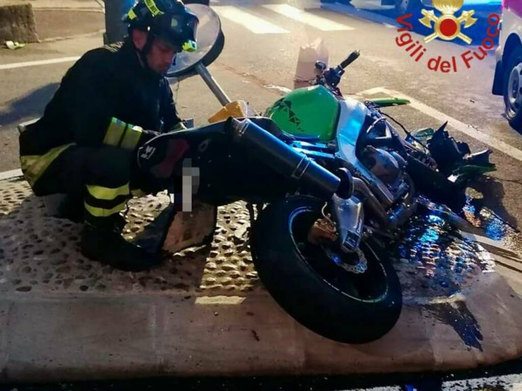 incidente via bellinona monte olimpino scontro auto e moto rilievi soccorsi vigili del fuoco