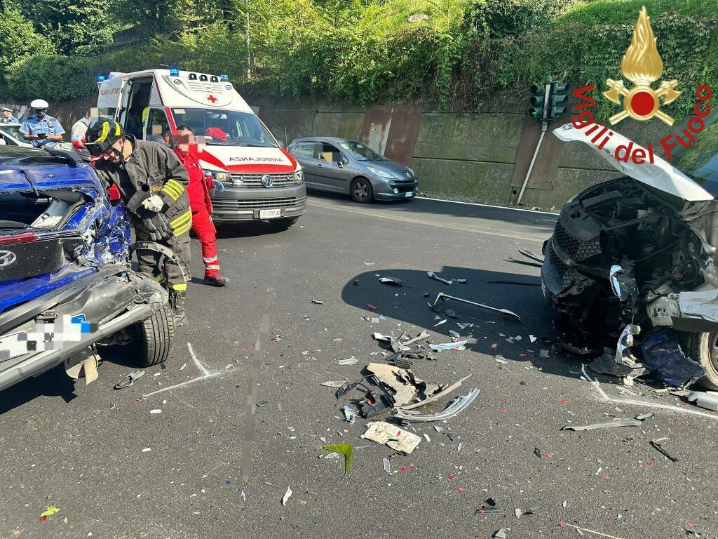 incidente via oltrecolle scontro auto e camion soccorsi vigili del fuoco ambulanze