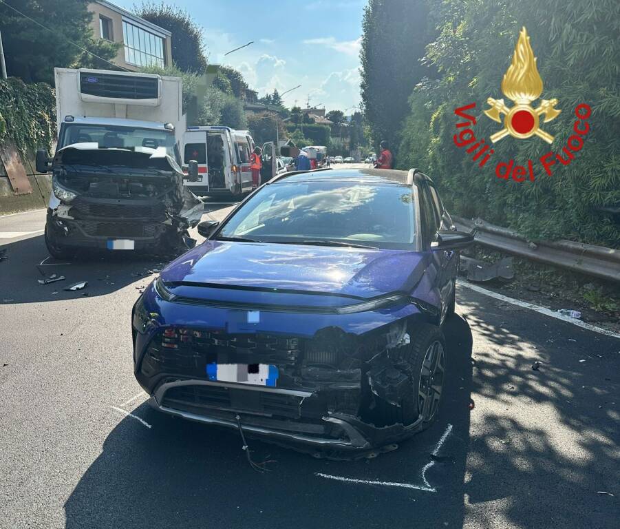 incidente via oltrecolle scontro auto e camion soccorsi vigili del fuoco ambulanze