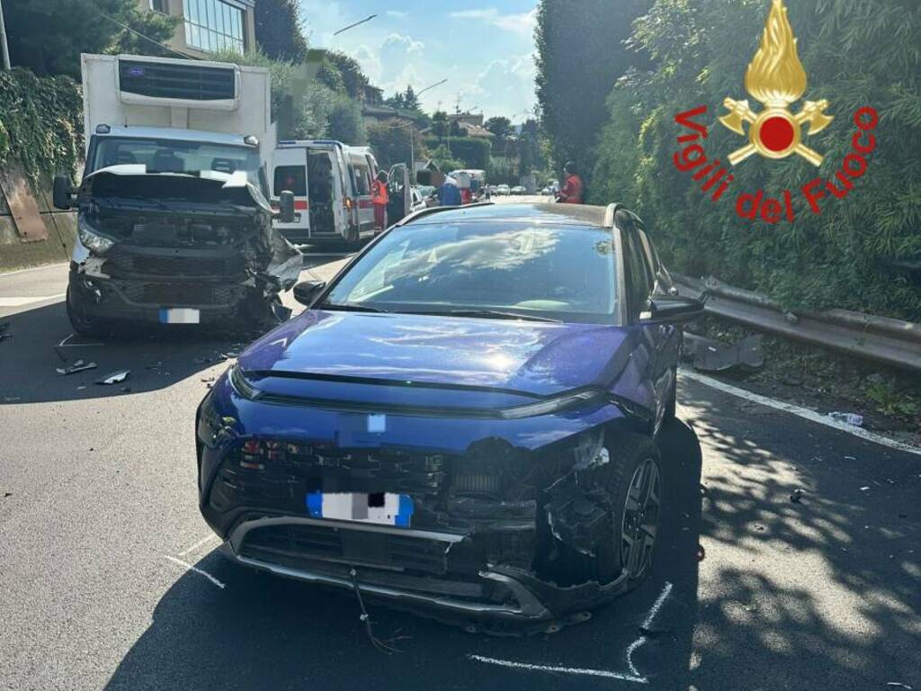 incidente via oltrecolle scontro auto e camion soccorsi vigili del fuoco ambulanze