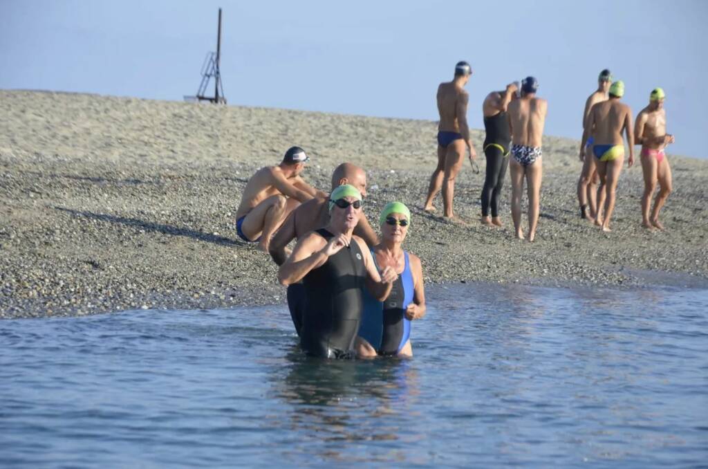 Leo callone oggi attraversa stretto di Messina a 79 anni sue foto nuoto e fuori dal mare