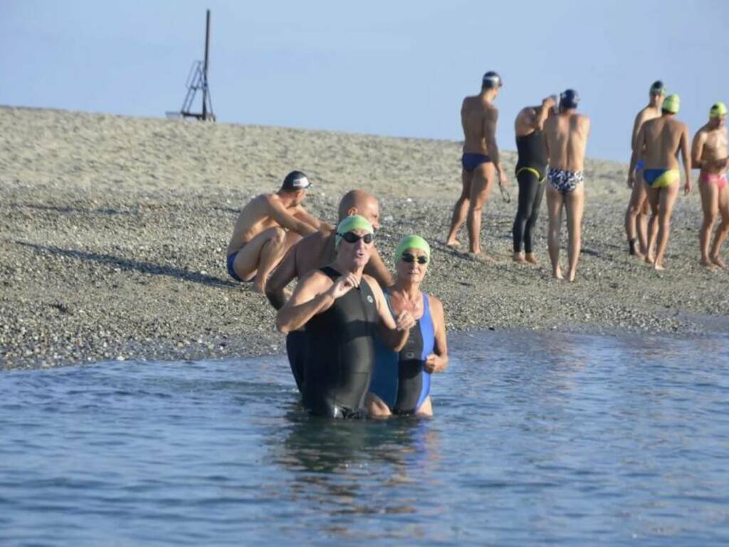 Leo callone oggi attraversa stretto di Messina a 79 anni sue foto nuoto e fuori dal mare