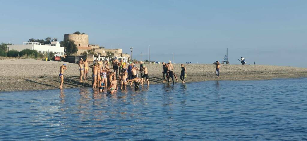 Leo callone oggi attraversa stretto di Messina a 79 anni sue foto nuoto e fuori dal mare