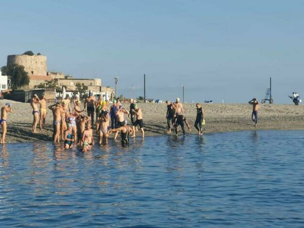 Leo callone oggi attraversa stretto di Messina a 79 anni sue foto nuoto e fuori dal mare