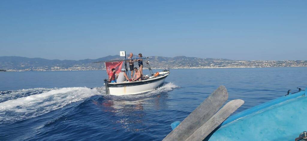 Leo callone oggi attraversa stretto di Messina a 79 anni sue foto nuoto e fuori dal mare