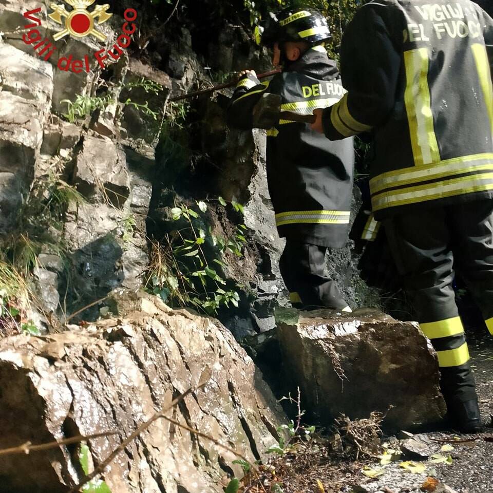 maltempo nel comasco smottamento a valbrona sassi sulla provinciale vigili del fuoco