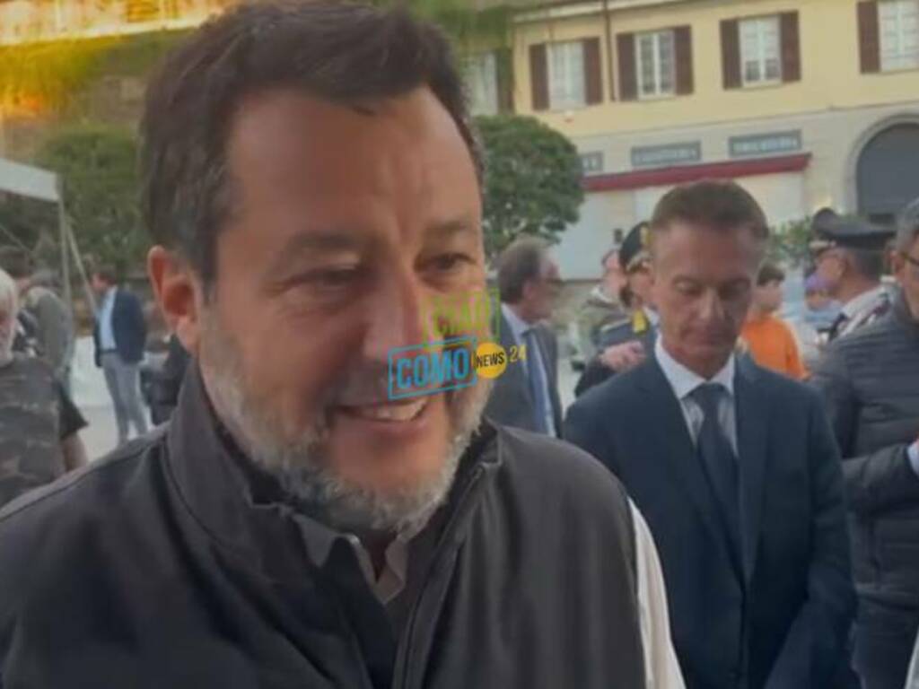 ministro salvini in piazza a Cantù per sensibiiazzazione polizia sui rischi giovani e alcool camion azzurro