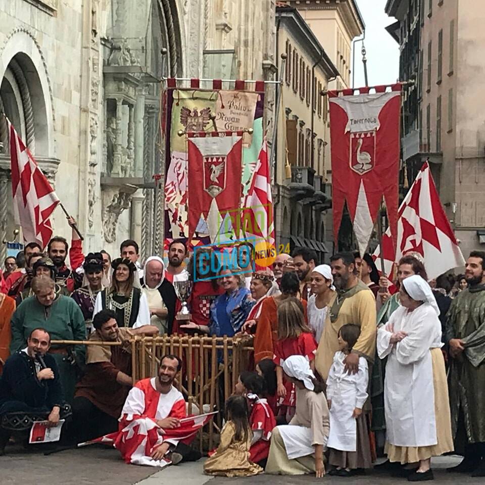 palio del baradello festa piazza con imperatore e borgo vincitore di tavernola