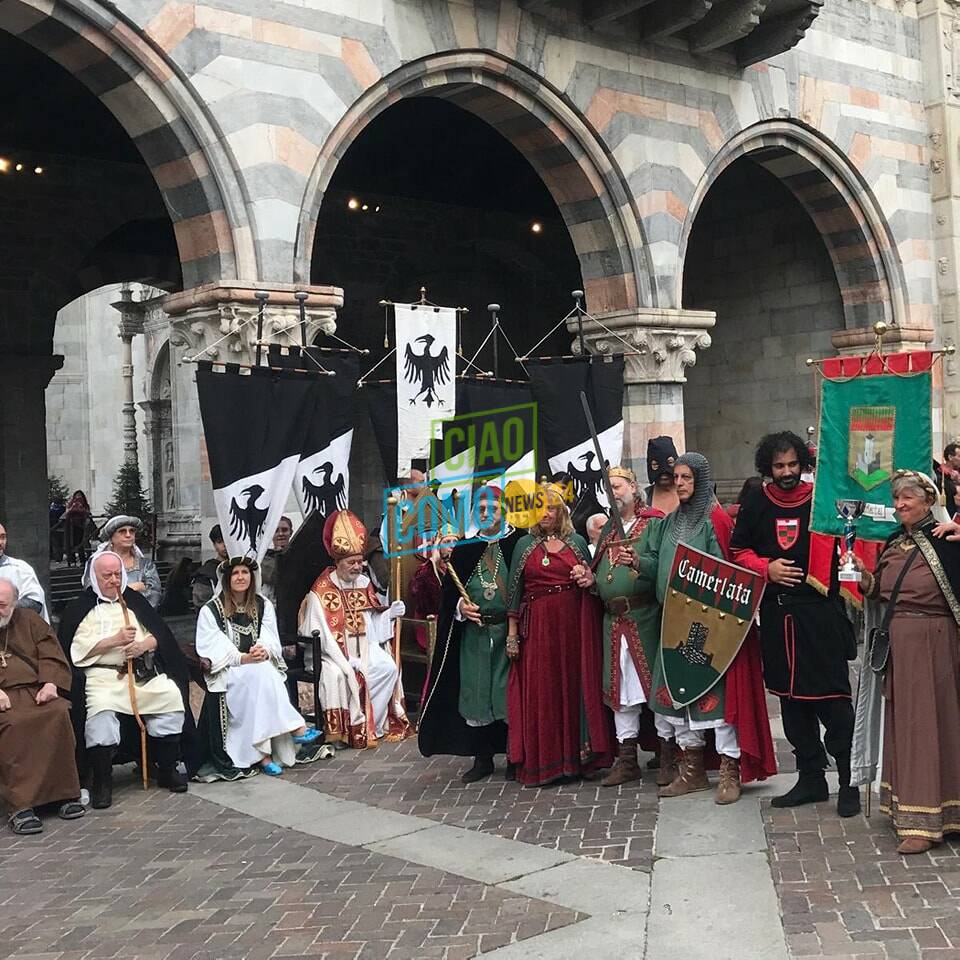 palio del baradello festa piazza con imperatore e borgo vincitore di tavernola