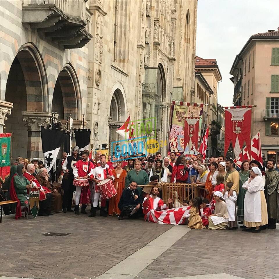 palio del baradello festa piazza con imperatore e borgo vincitore di tavernola