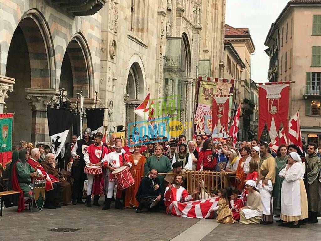 palio del baradello festa piazza con imperatore e borgo vincitore di tavernola