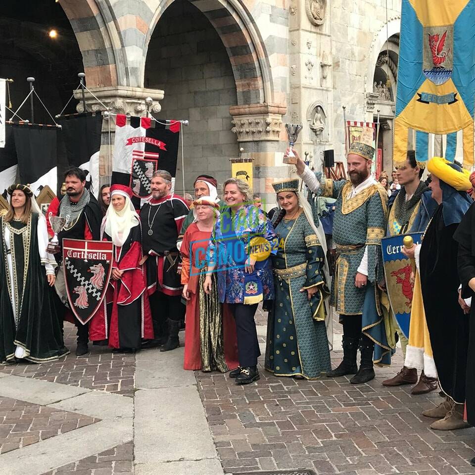 palio del baradello festa piazza con imperatore e borgo vincitore di tavernola