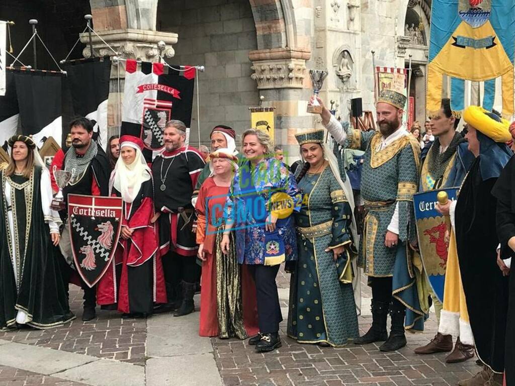 palio del baradello festa piazza con imperatore e borgo vincitore di tavernola