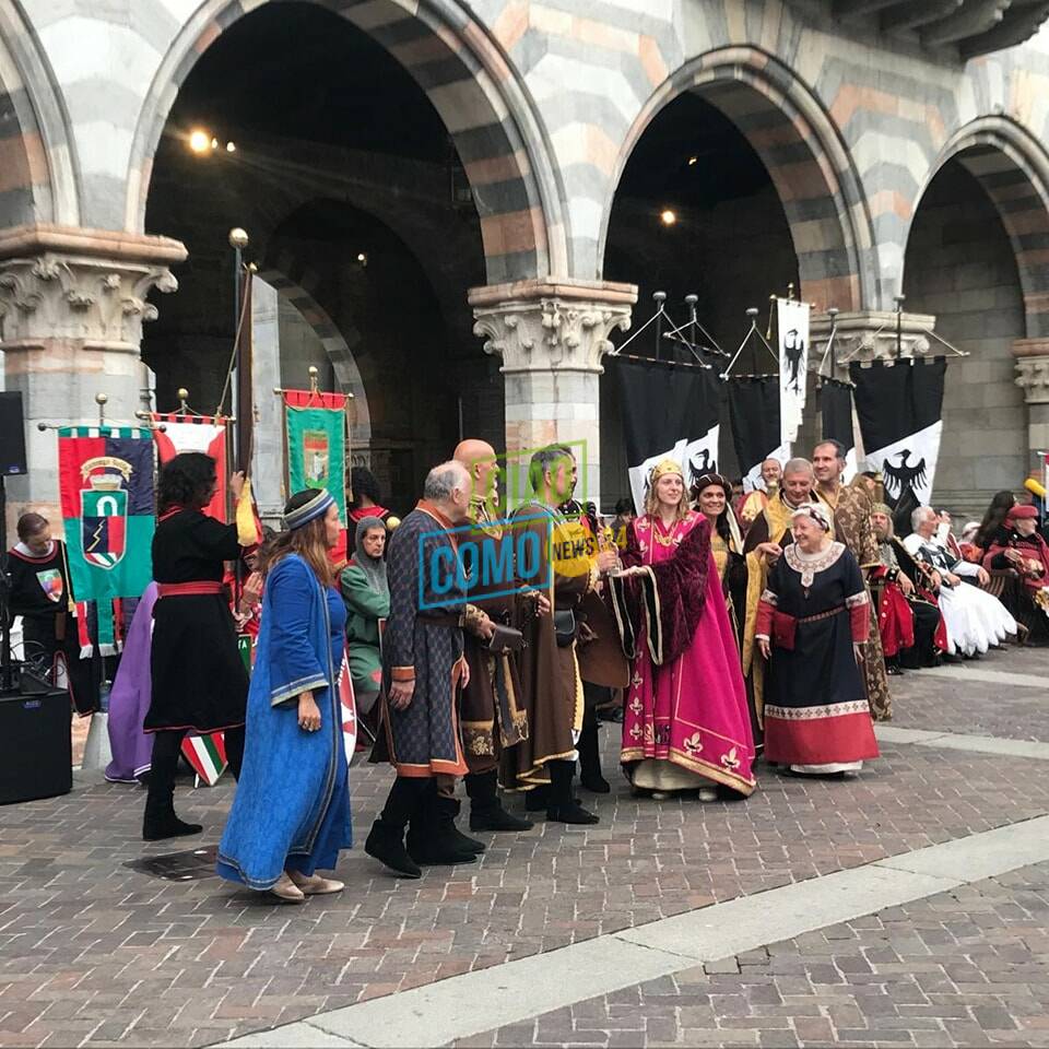 palio del baradello festa piazza con imperatore e borgo vincitore di tavernola