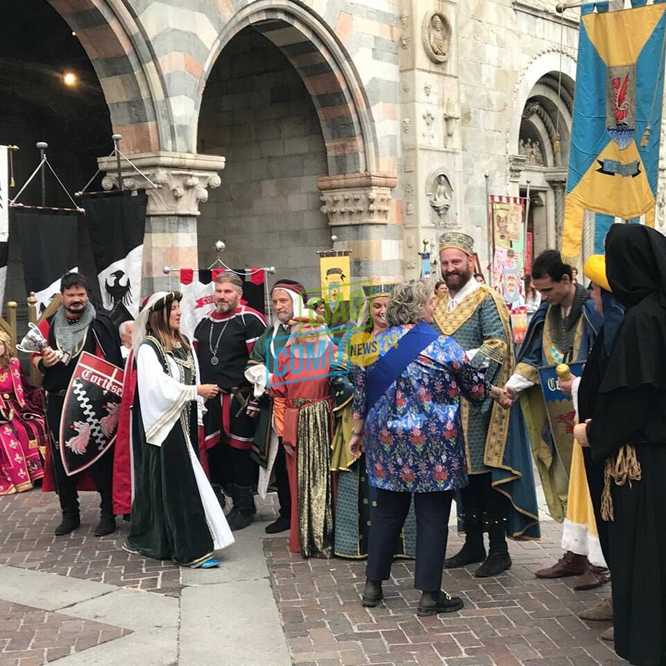 palio del baradello festa piazza con imperatore e borgo vincitore di tavernola