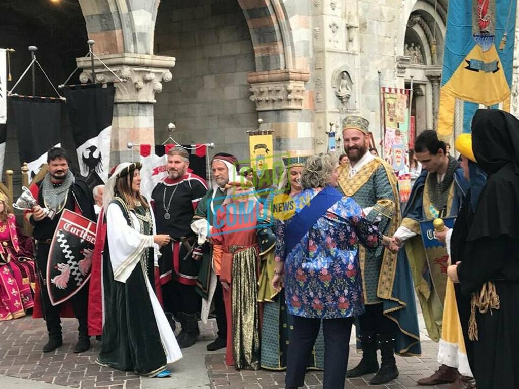 palio del baradello festa piazza con imperatore e borgo vincitore di tavernola