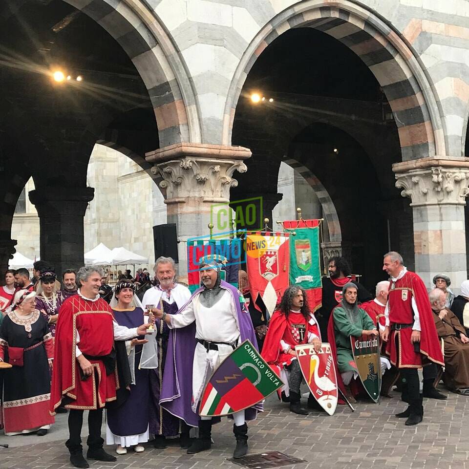 palio del baradello festa piazza con imperatore e borgo vincitore di tavernola