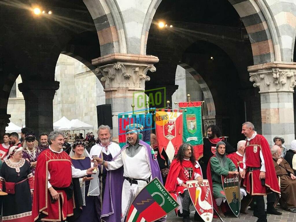 palio del baradello festa piazza con imperatore e borgo vincitore di tavernola