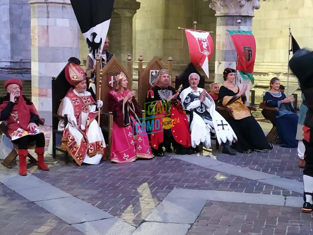 palio del baradello finale con cariolana gara e personaggi vari piazza duomo