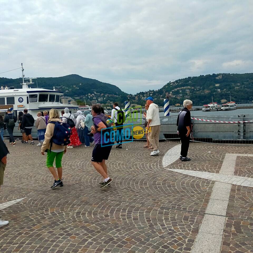 paratie di como tutte montate per manutenzione zona sant'agostino e piazza cavour a como