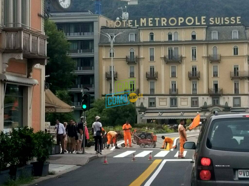 strisce pedonali como lugolago pieno giorno lunga coda  operai lavoro